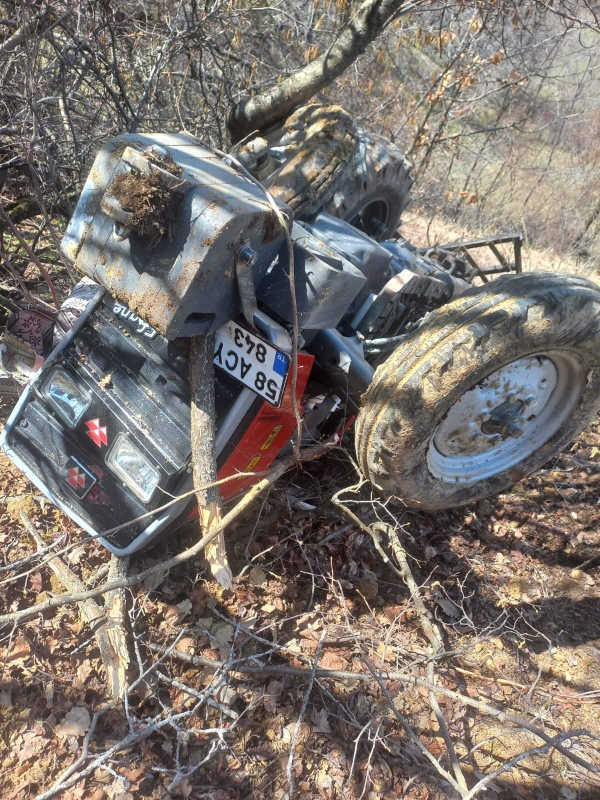 Sivas'ın Akıncılar ilçesinde kontrolden çıkarak devrilen traktör, bir aileyi yasa