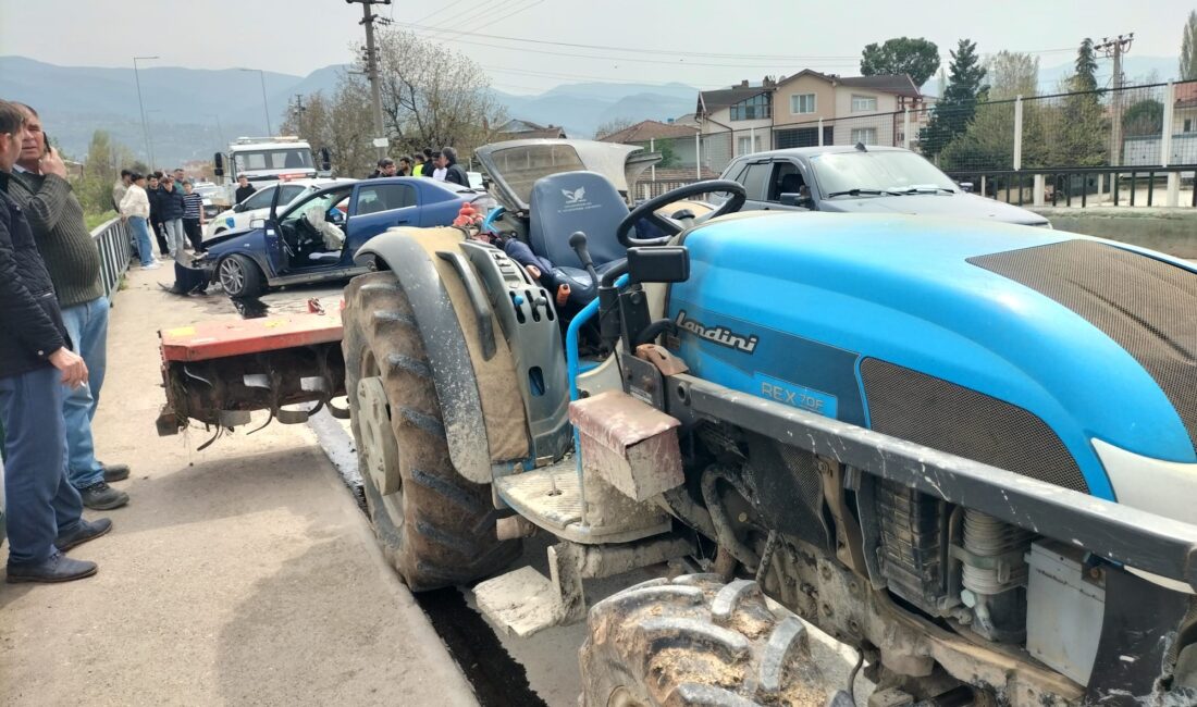 Sakarya'nın Geyve ilçesinde traktör ile bir taksinin kafa kafaya çarpışması