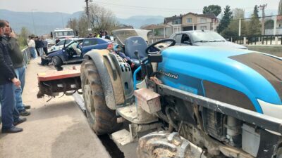 Sakarya'nın Geyve ilçesinde traktör ile bir taksinin kafa kafaya çarpışması