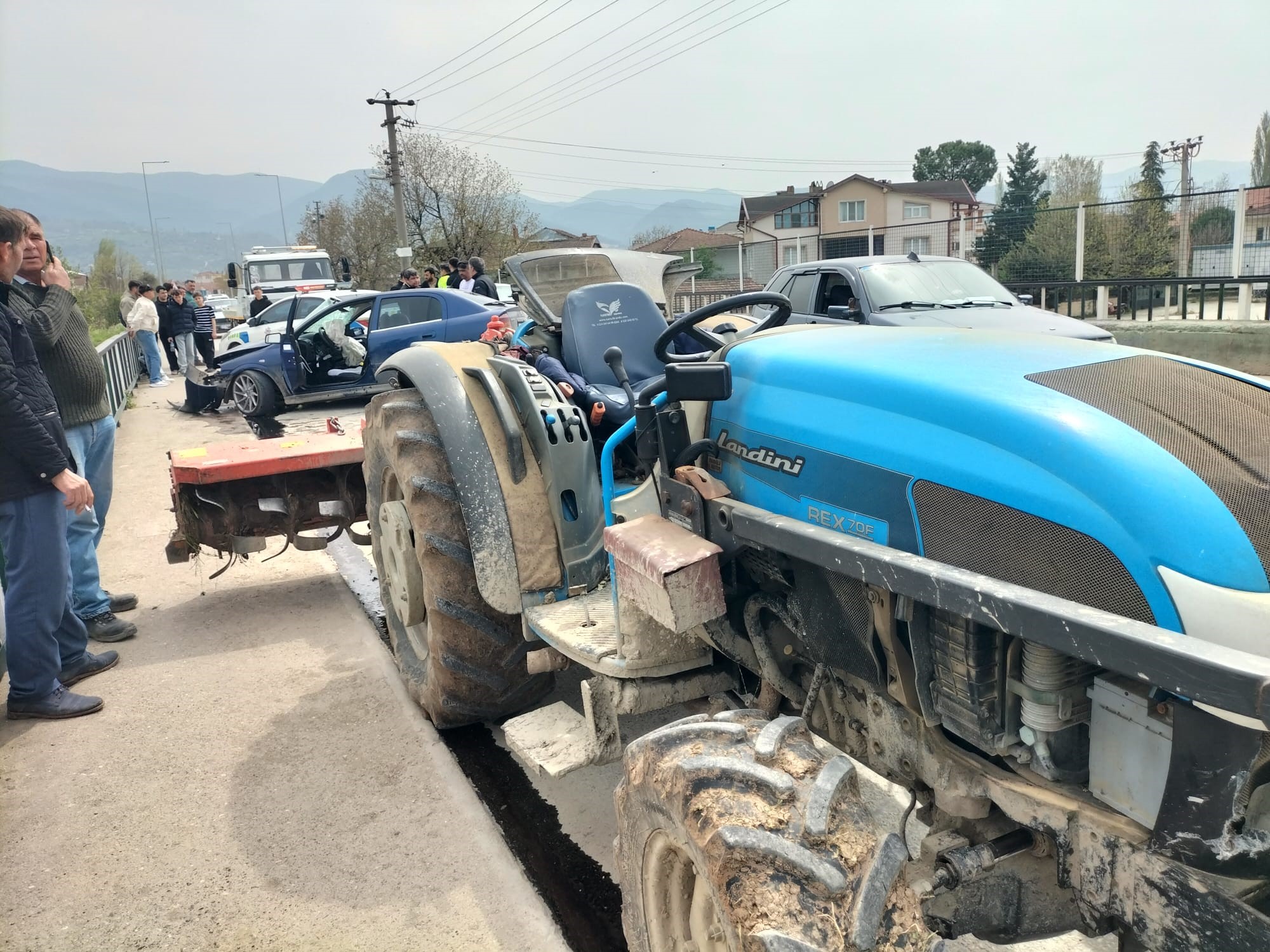Sakarya'nın Geyve ilçesinde traktör ile bir taksinin kafa kafaya çarpışması