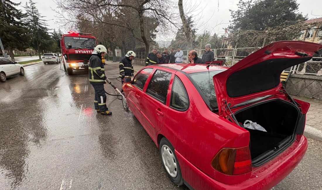 Isparta’da Karayolları Kavşağı mevkiinde seyir halinde olan bir otomobilin motor