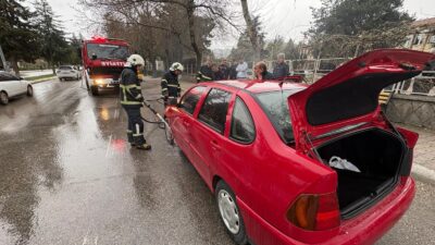 Isparta’da Karayolları Kavşağı mevkiinde seyir halinde olan bir otomobilin motor