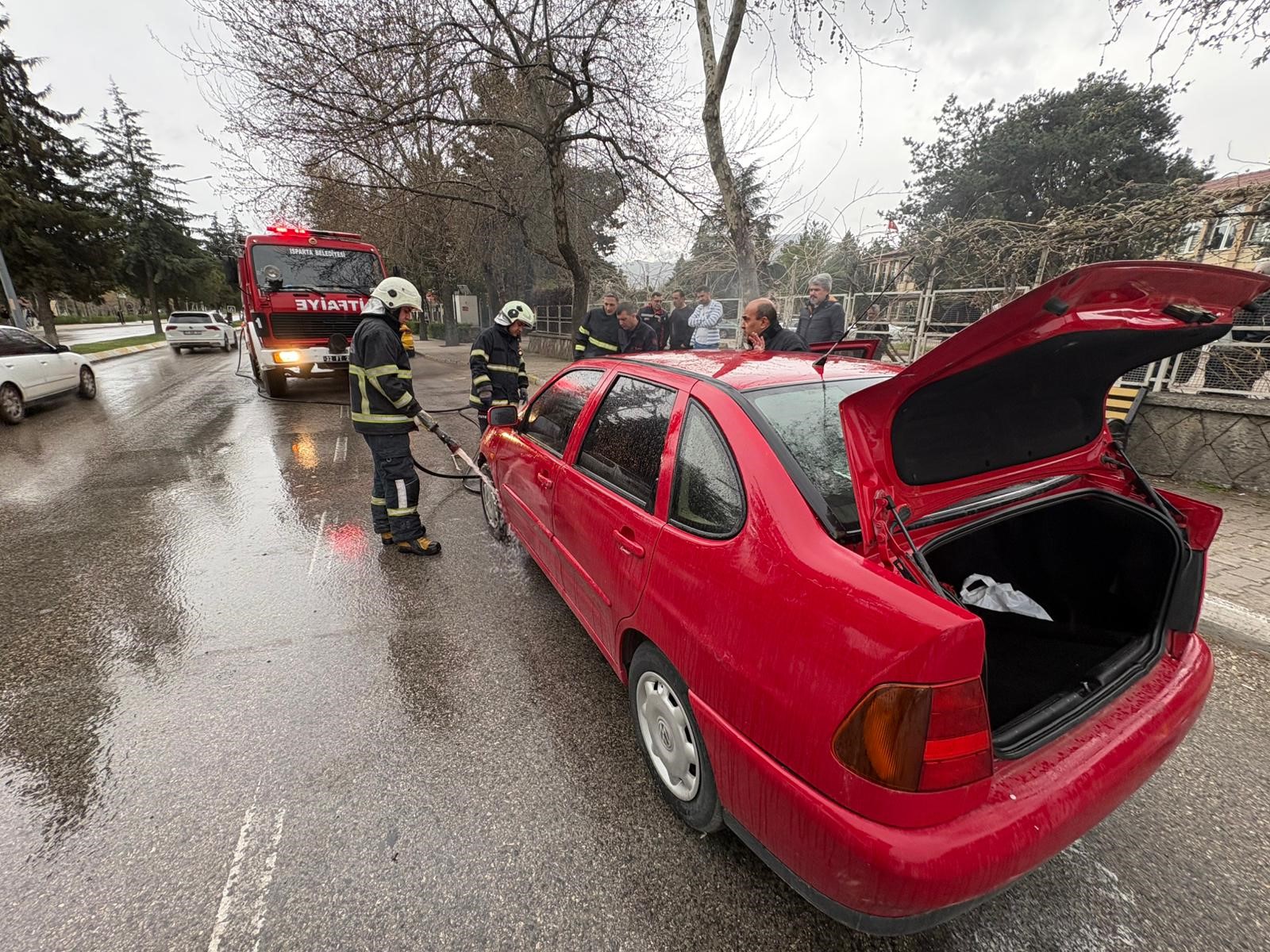 Isparta’da Karayolları Kavşağı mevkiinde seyir halinde olan bir otomobilin motor