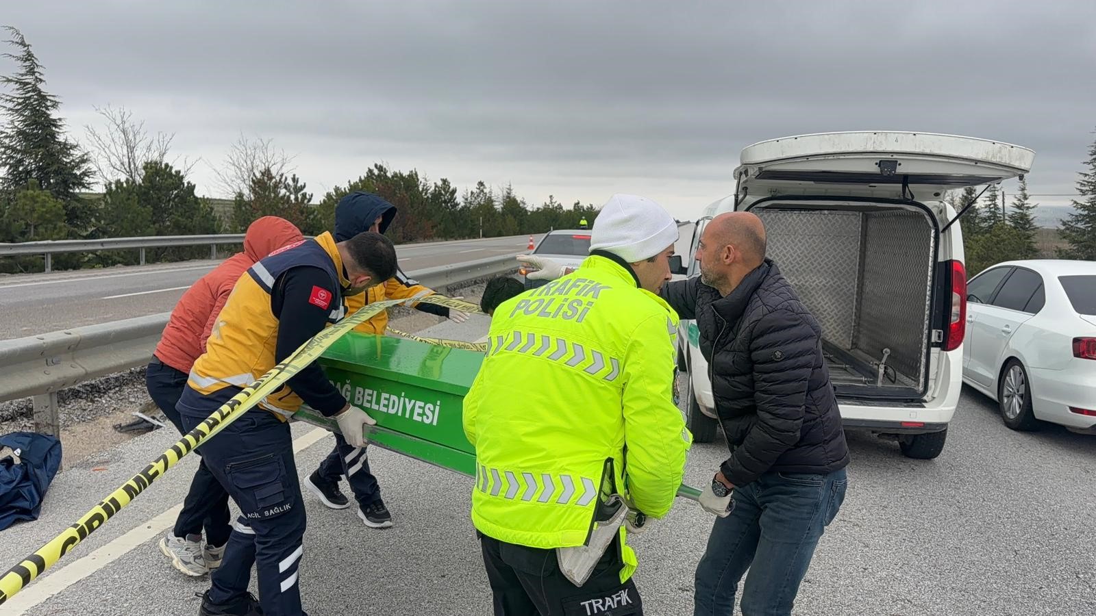 Afyonkarahisar’ın Emirdağ ilçesinde kontrolden çıkarak orta refüje giren ve yan