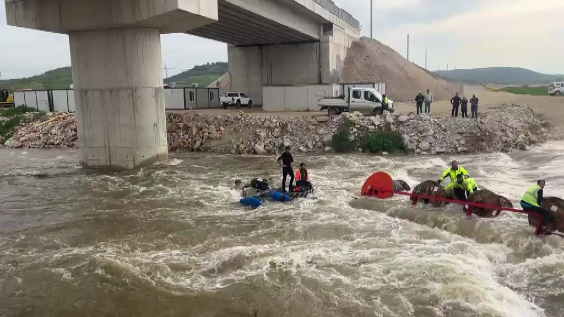 Bursa’da dereyi traktörle geçmeye çalışan on tarım işçisi, aracın devrilmesi