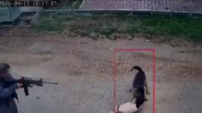 Antalya’nın Kepez ilçesinde dehşet dolu anlar yaşandı. Sokakta kavga eden