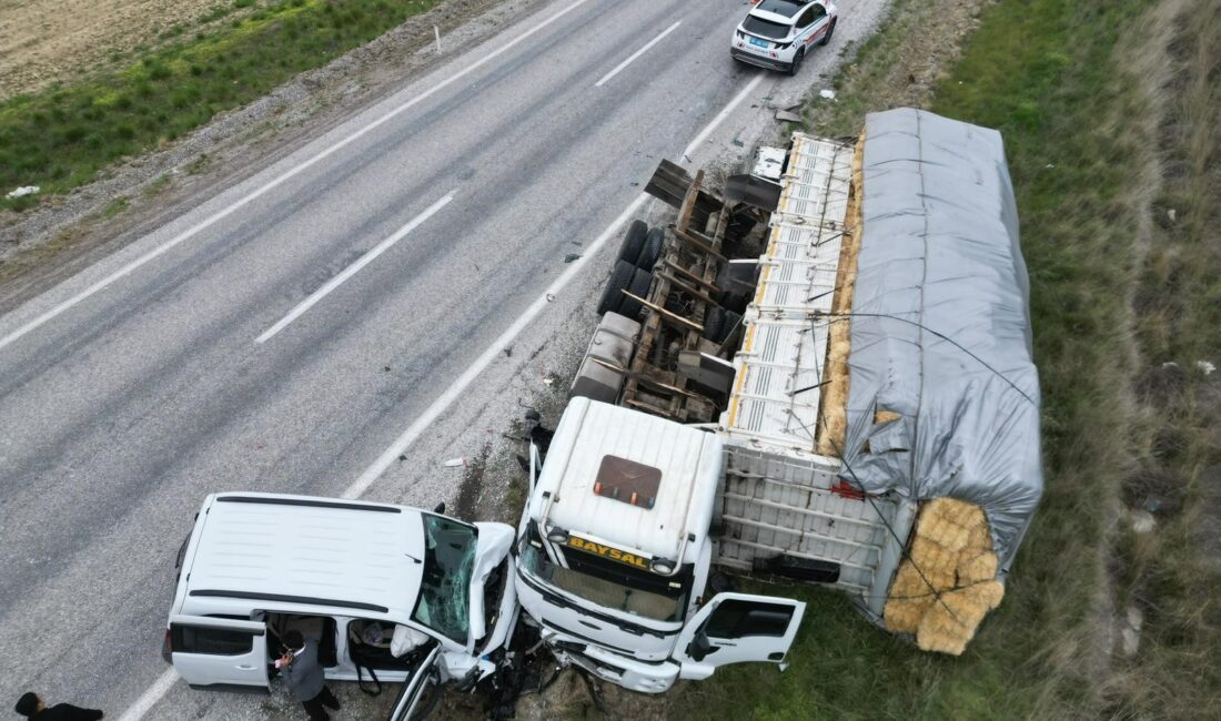 Afyonkarahisar’ın Çay ilçesi çıkışında üç aracın birbirine girdiği zincirleme trafik
