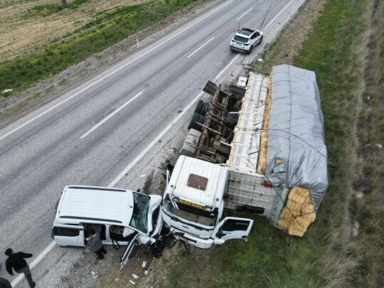 Afyonkarahisar’ın Çay ilçesi çıkışında üç aracın birbirine girdiği zincirleme trafik