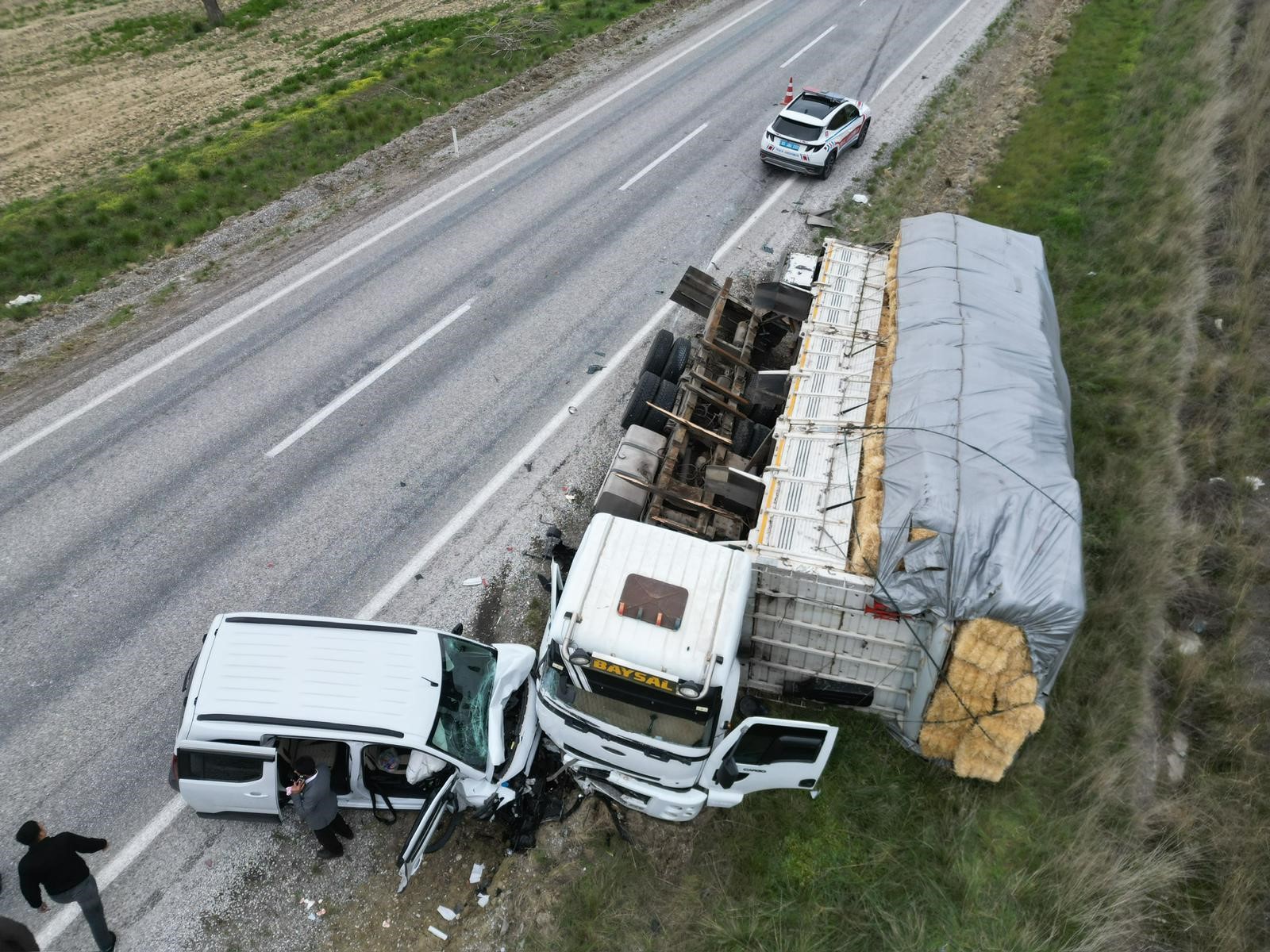 Afyonkarahisar’ın Çay ilçesi çıkışında üç aracın birbirine girdiği zincirleme trafik