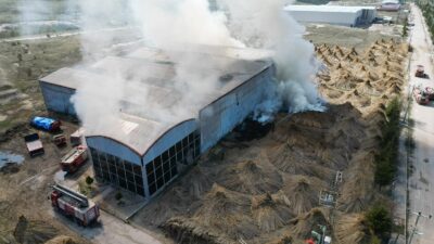 Afyonkarahisar’da Eber Gölü’nden toplanan kamışların işlendiği bir fabrikada çıkan yangın,