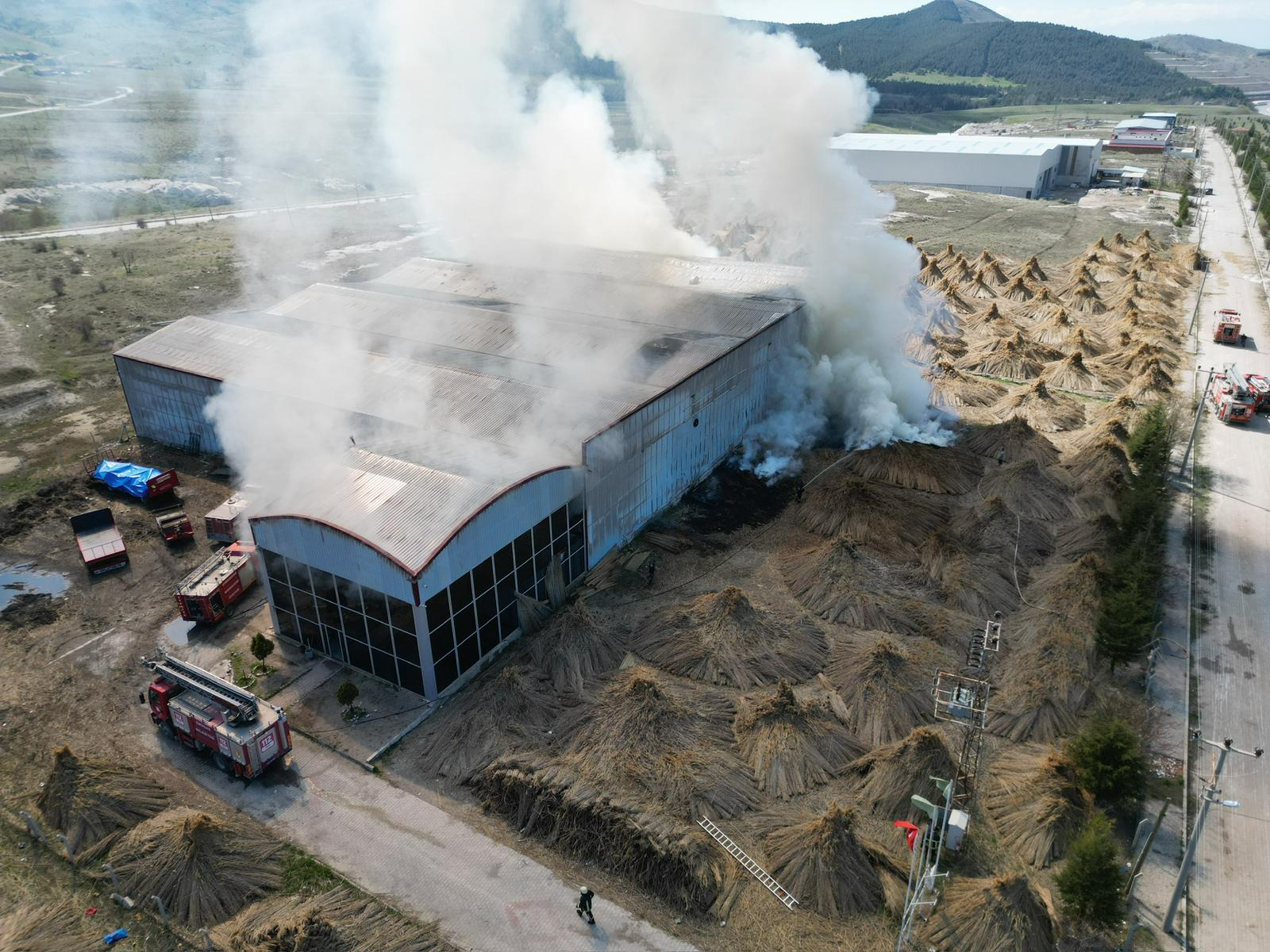 Afyonkarahisar’da Eber Gölü’nden toplanan kamışların işlendiği bir fabrikada çıkan yangın,
