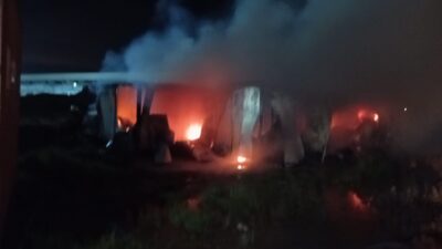 Hatay’ın Erzin ilçesinde gece saatlerinde meydana gelen konteyner yangını, bir