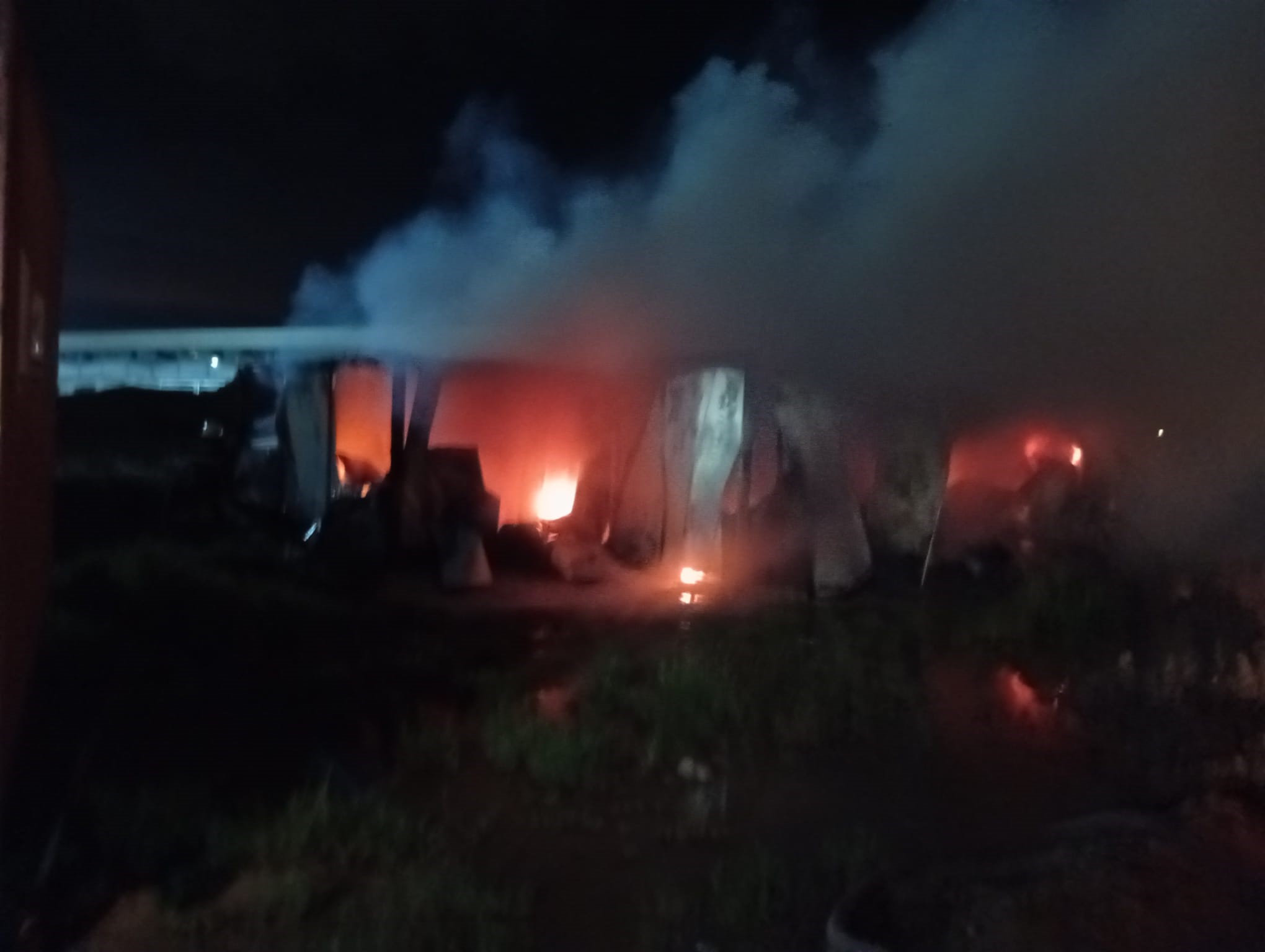 Hatay’ın Erzin ilçesinde gece saatlerinde meydana gelen konteyner yangını, bir