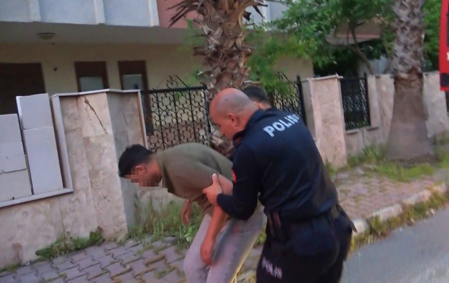 Antalya’da bir süredir psikolojik sıkıntılar yaşadığı belirtilen genç, ailesinin evde