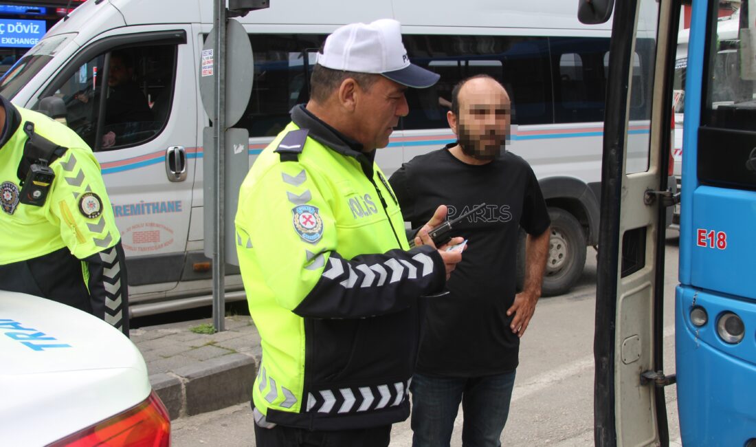 Adana'da toplu taşıma araçlarına yönelik gerçekleştirilen dron destekli trafik uygulamasında,
