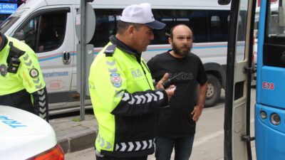 Adana'da toplu taşıma araçlarına yönelik gerçekleştirilen dron destekli trafik uygulamasında,