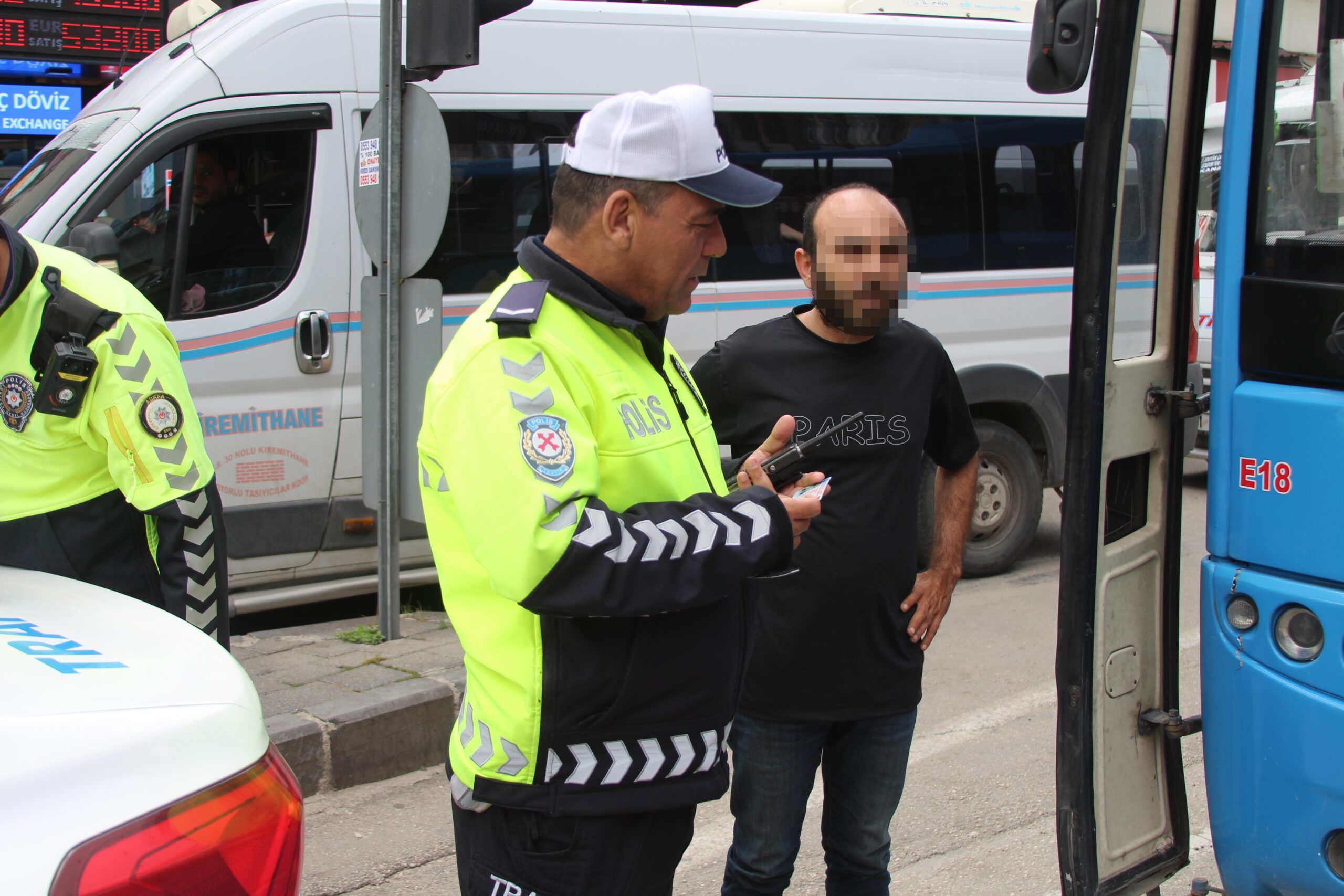 Adana'da toplu taşıma araçlarına yönelik gerçekleştirilen dron destekli trafik uygulamasında,