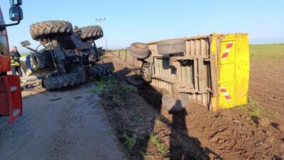 Hatay’ın Reyhanlı ilçesinde sürücüsünün direksiyon hakimiyetini kaybetmesi sonucu devrilen traktörde