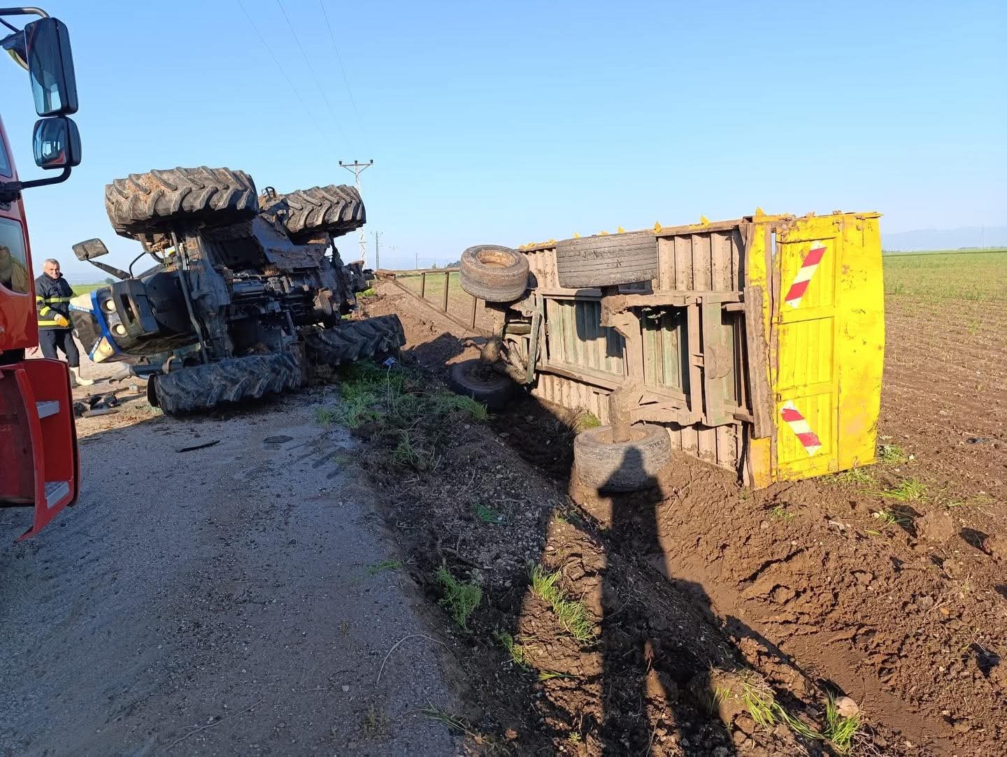 Hatay’ın Reyhanlı ilçesinde sürücüsünün direksiyon hakimiyetini kaybetmesi sonucu devrilen traktörde