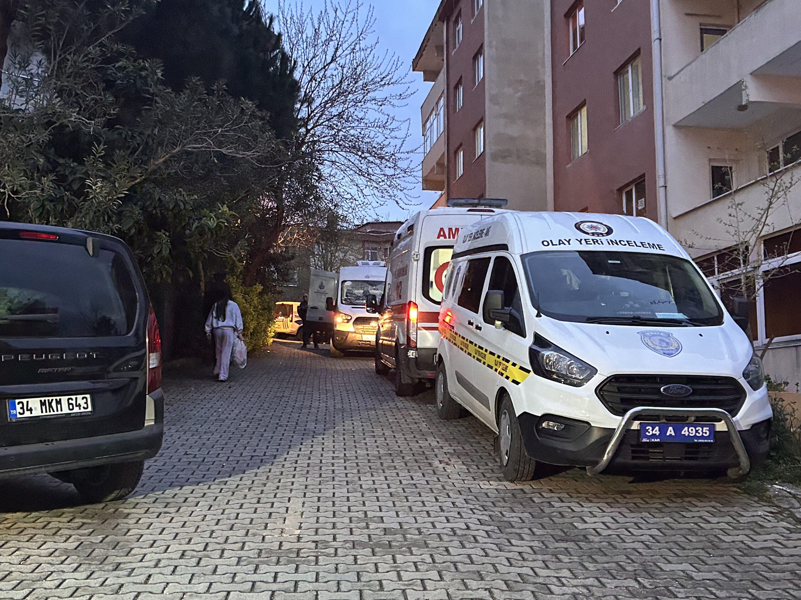 İstanbul Üsküdar’da bir sitede meydana gelen olayda, anne ve babasıyla