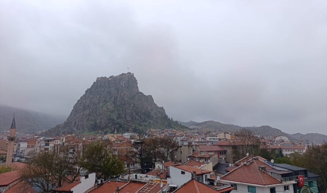  Afyonkarahisar güne yağışlı hava ile başlarken, etkili olan yağmura rağmen