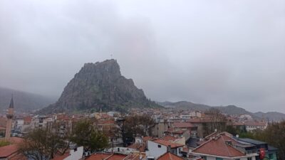  Afyonkarahisar güne yağışlı hava ile başlarken, etkili olan yağmura rağmen