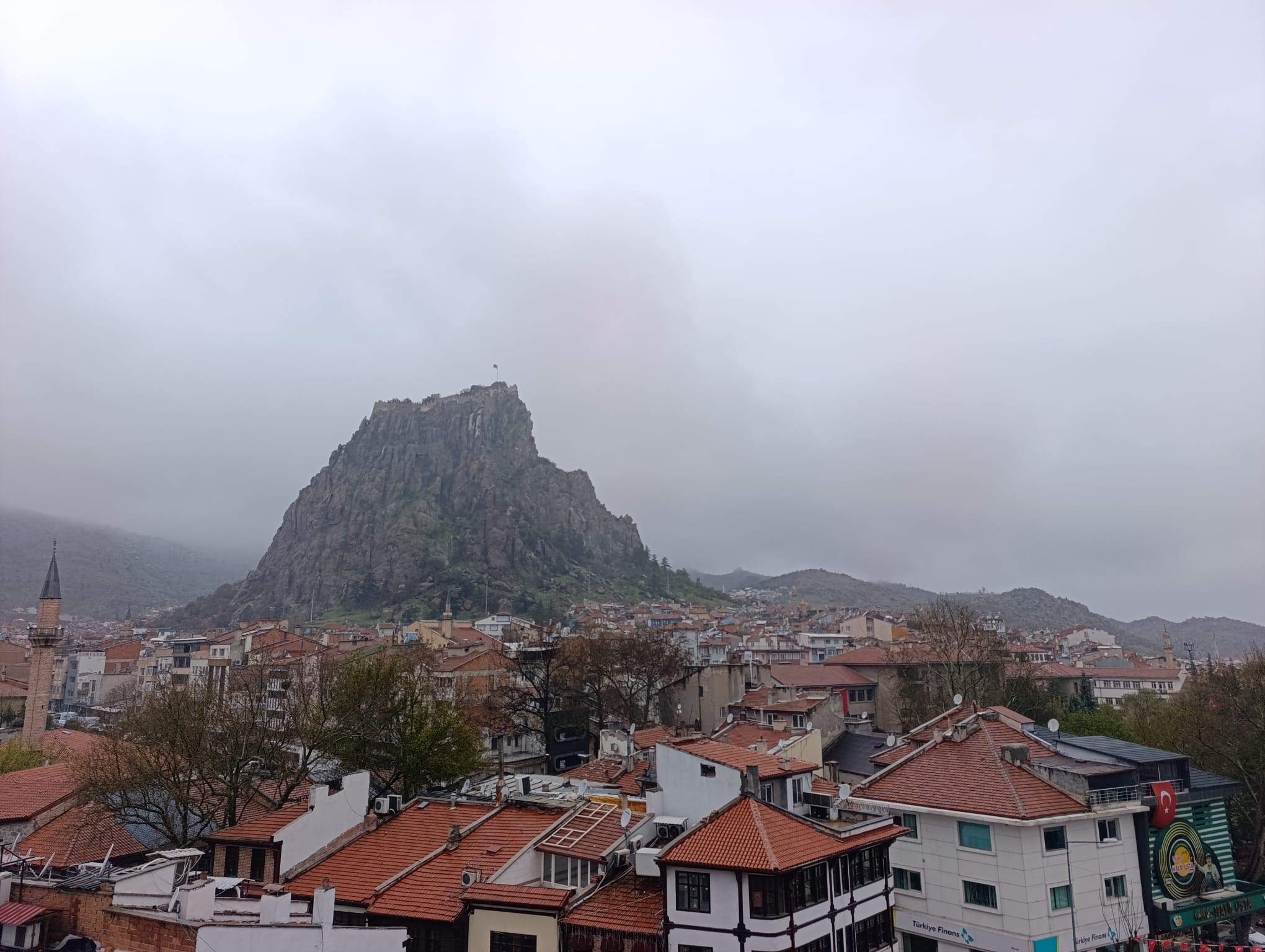  Afyonkarahisar güne yağışlı hava ile başlarken, etkili olan yağmura rağmen