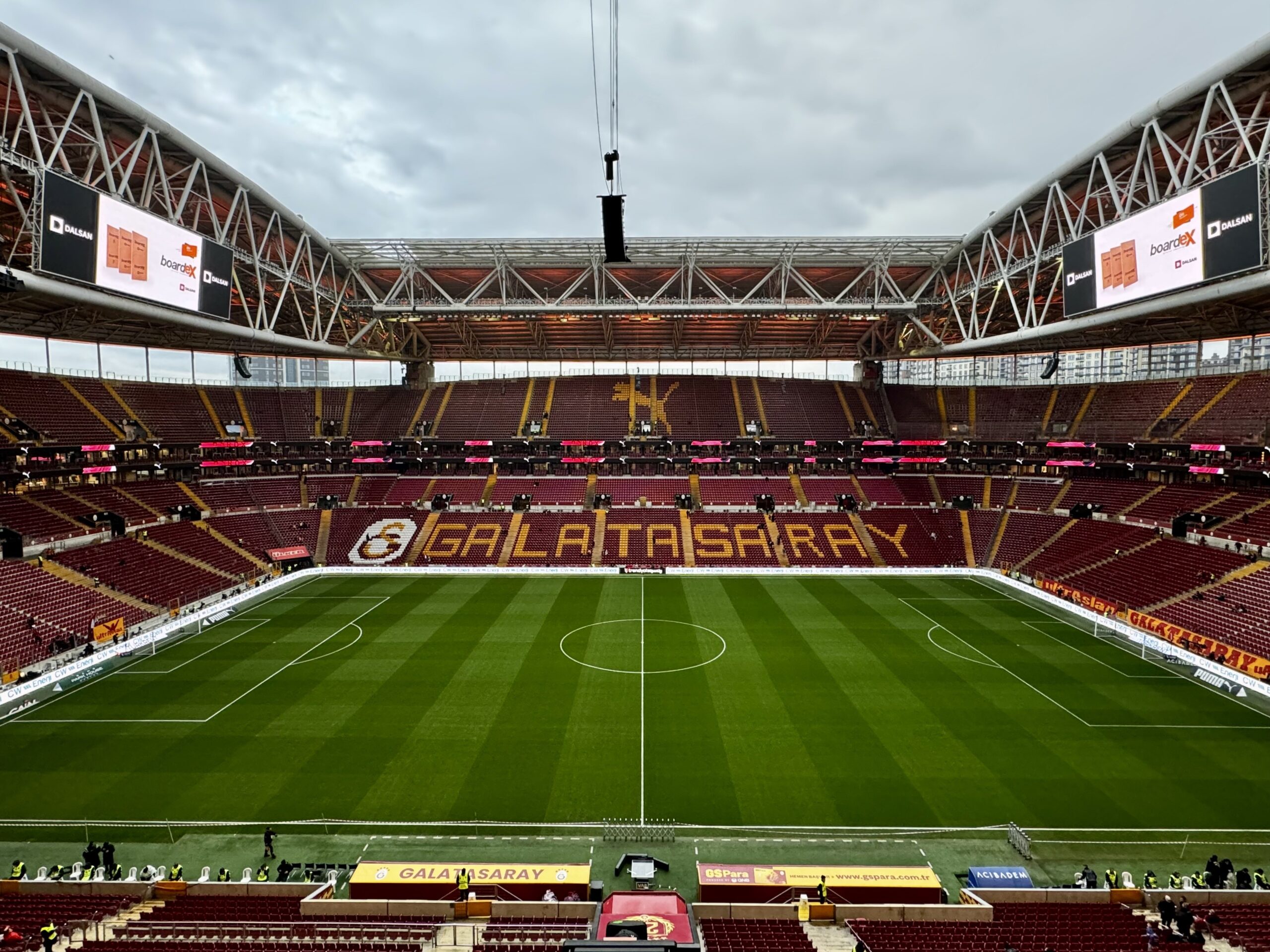 Galatasaray ile Fenerbahçe, pazar günü RAMS Park'ta şampiyonluk yarışını doğrudan