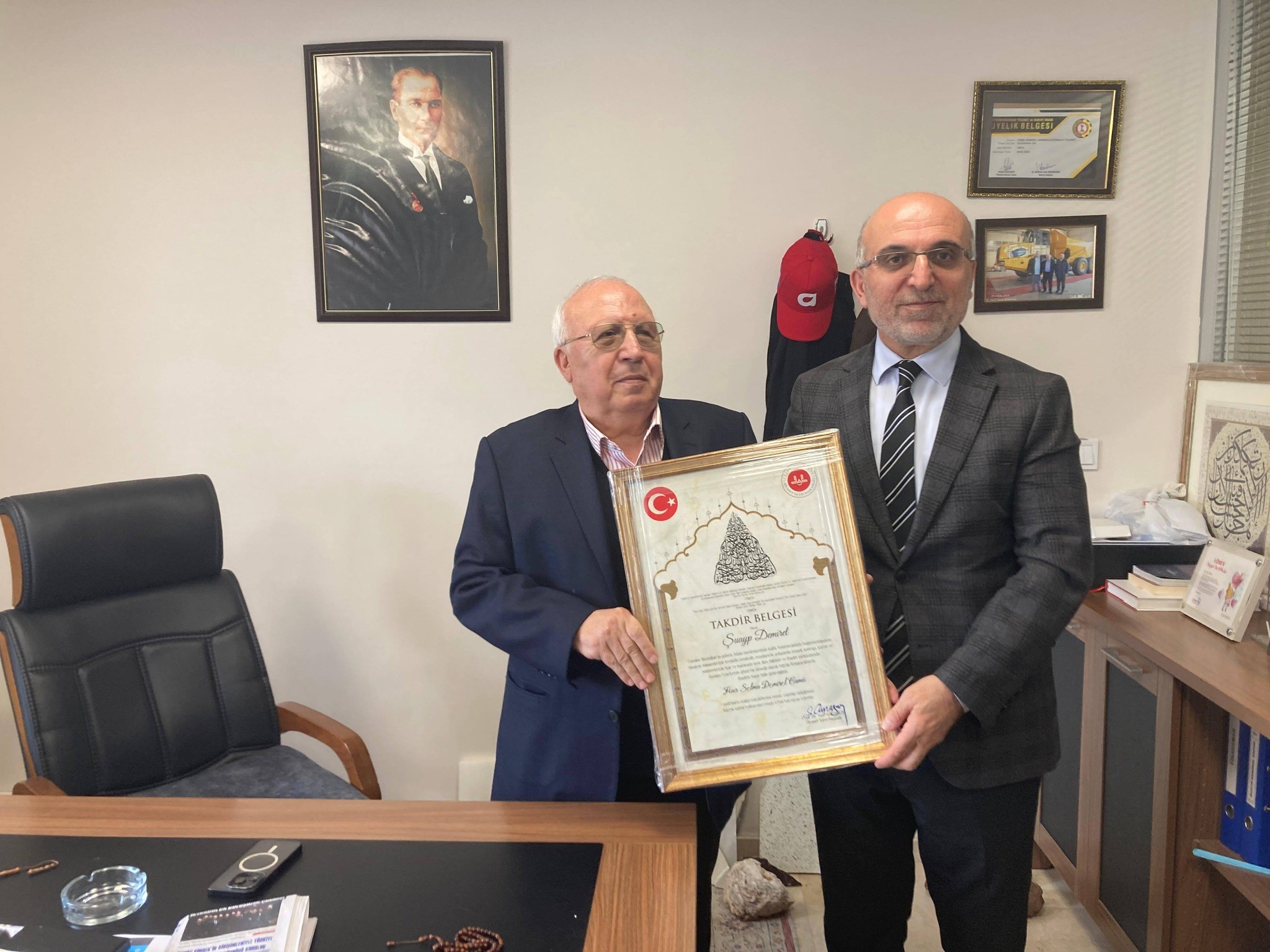 Afyonkarahisar’da ibadete açılan yeni camilerin yapımını üstlenen hayırsever iş insanları,