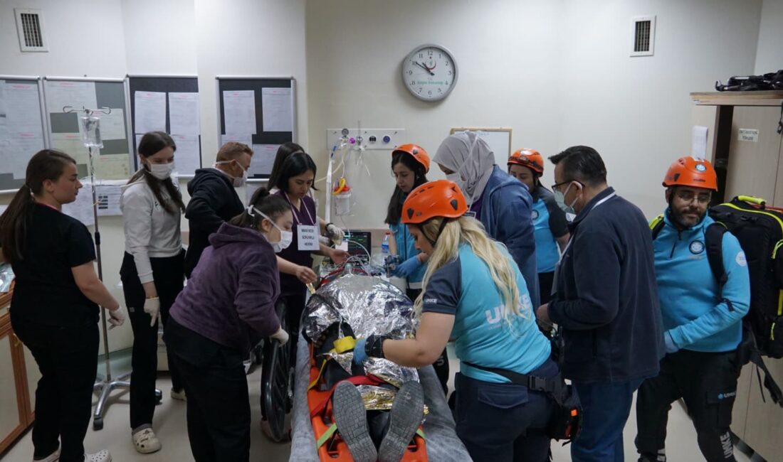 Afyonkarahisar’ın Şuhut ilçesinde düzenlenen hastane afet tatbikatı, ilginç görüntülere sahne