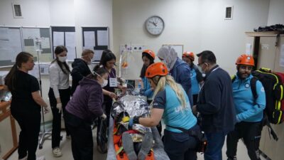 Afyonkarahisar’ın Şuhut ilçesinde düzenlenen hastane afet tatbikatı, ilginç görüntülere sahne