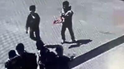 Gaziantep’te ilkokul öğrencilerinin sergilediği vatanseverlik örneği, izleyenlerin yüreğini ısıttı. Rüzgarın