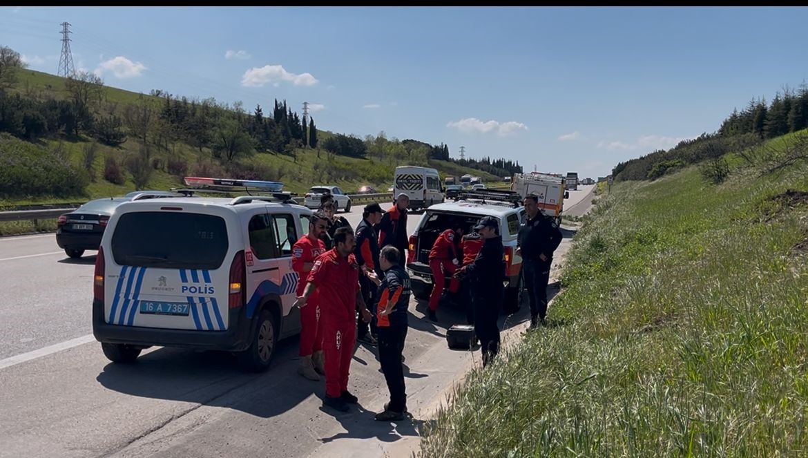 Bursa-İzmir otoyolunda seyir halindeki bir araçtan 5 yaşlarında bir çocuğun