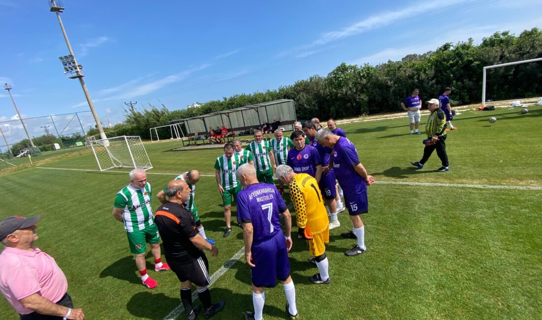 Antalya'da düzenlenen 50 yaş üstü şöhretler turnuvası, futbolun sadece bir