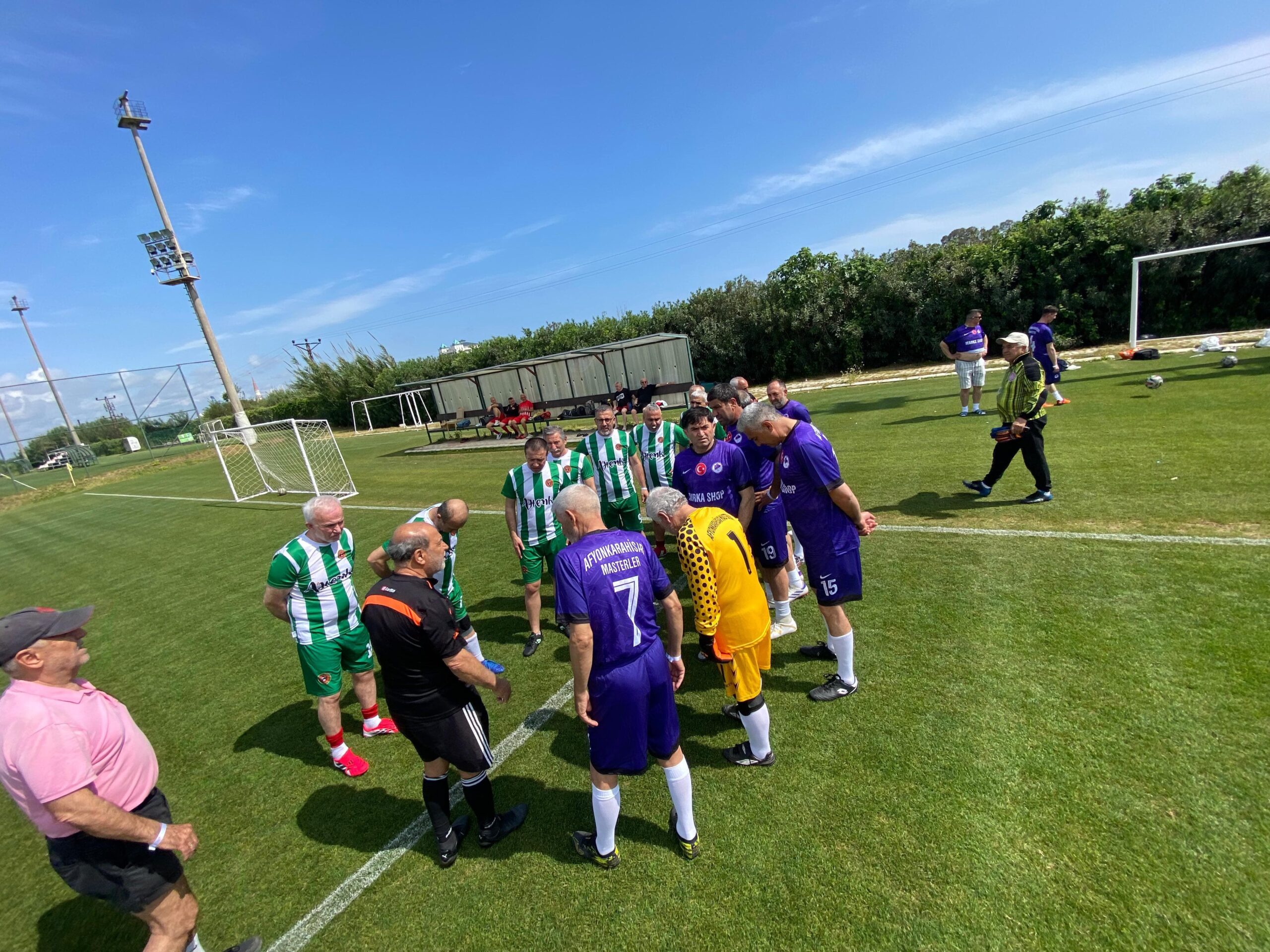 Antalya'da düzenlenen 50 yaş üstü şöhretler turnuvası, futbolun sadece bir