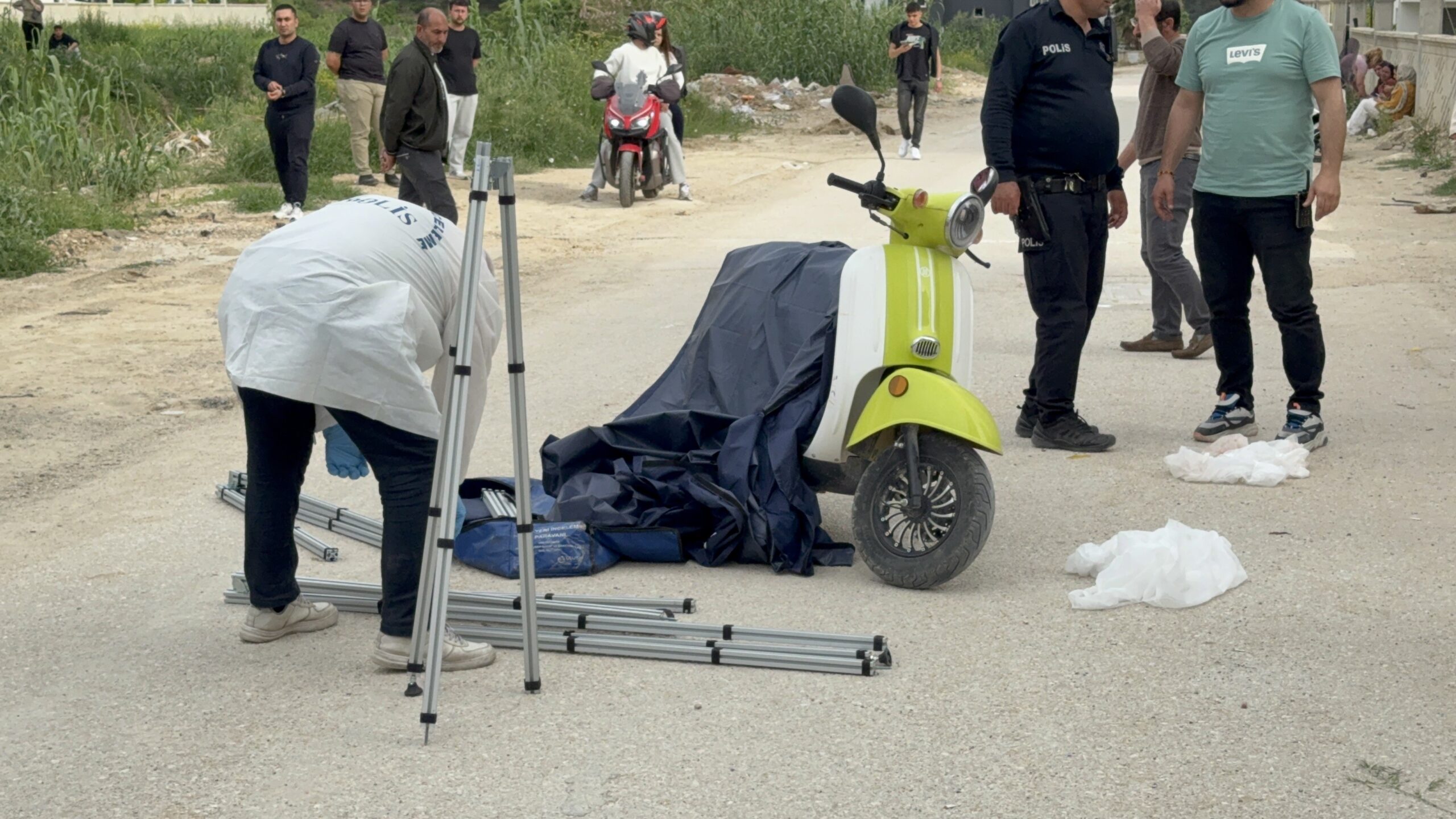 Adana’da bir kişi motosikletiyle giderken tabanca ile vurularak öldürüldü.
