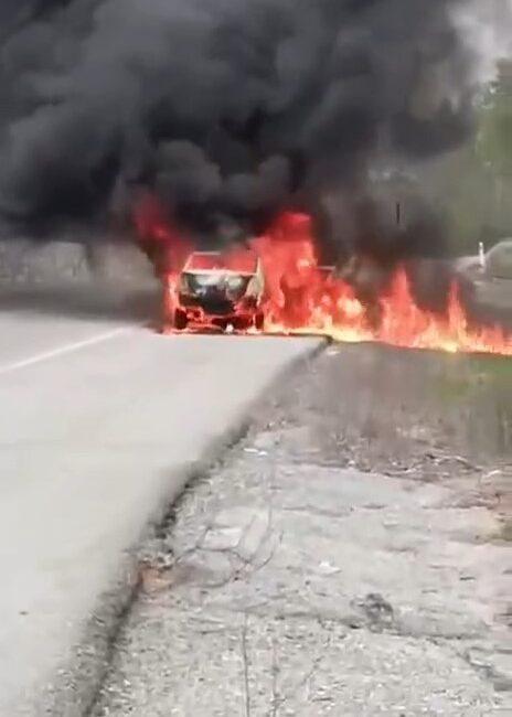 Kırklareli’nde seyir halindeyken motor kısmından alevler yükselen otomobil, kısa sürede