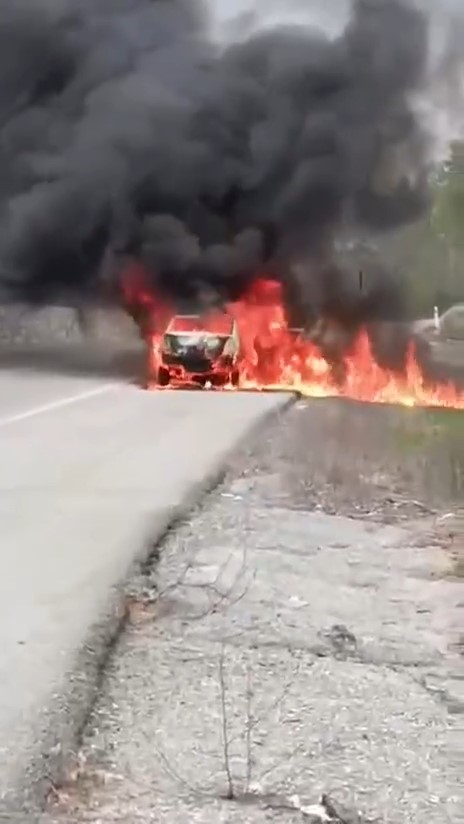 Kırklareli’nde seyir halindeyken motor kısmından alevler yükselen otomobil, kısa sürede