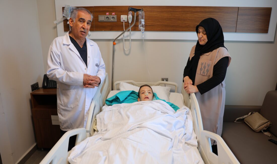 Kahramanmaraş'ta burun tıkanıklığı ve işitme kaybı şikayetiyle hastaneye başvuran 12