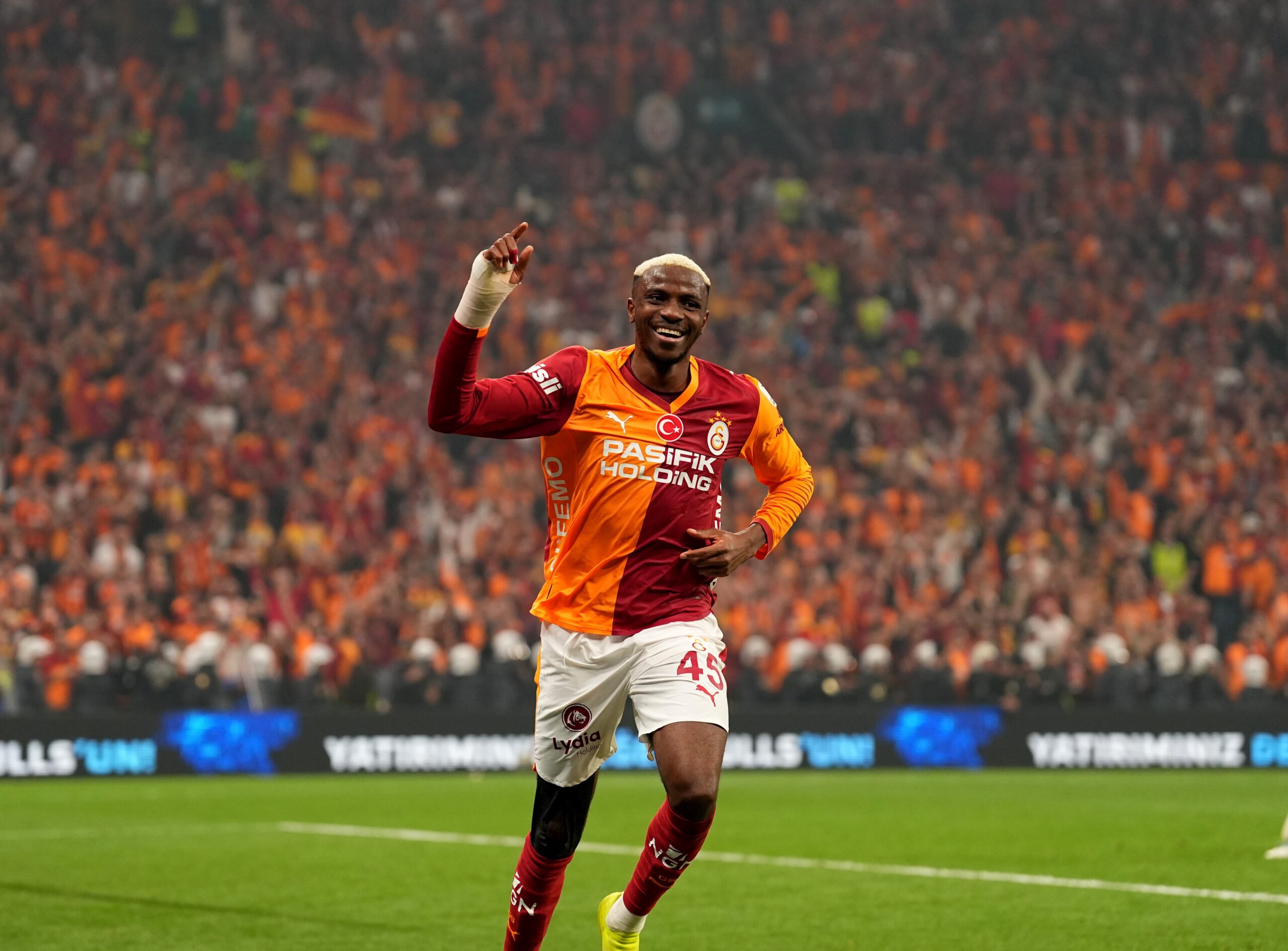 Galatasaray’ın dünyaca ünlü golcüsü Victor Osimhen, Fenerbahçe karşısında alınan 3-0’lık