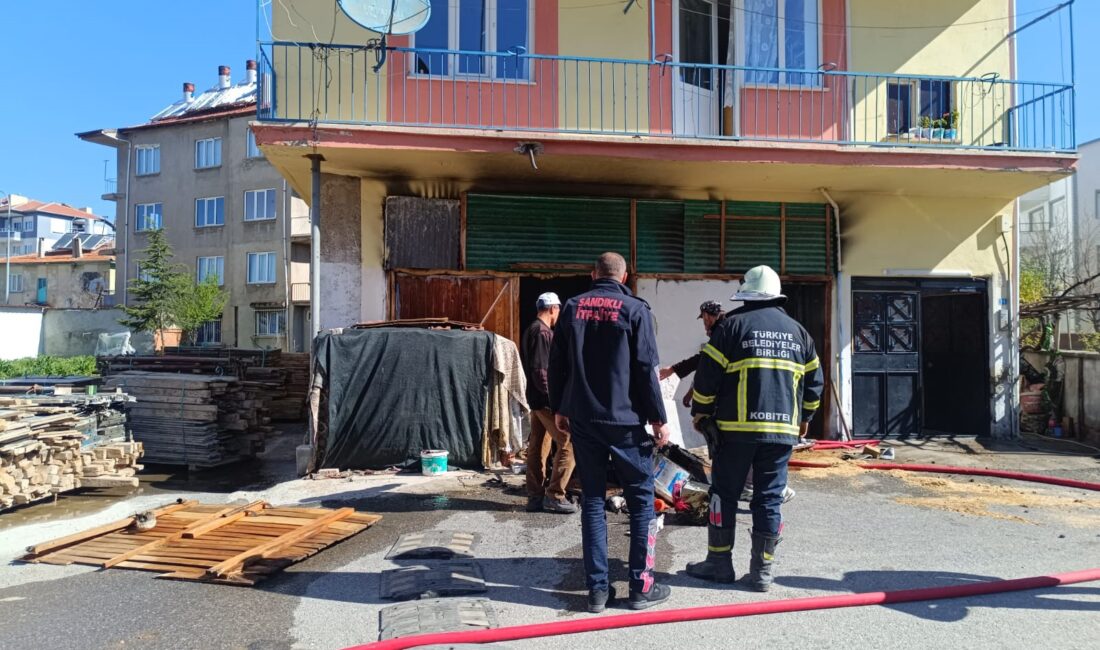 Afyonkarahisar’ın Sandıklı ilçesinde üç katlı bir binanın alt katında bulunan