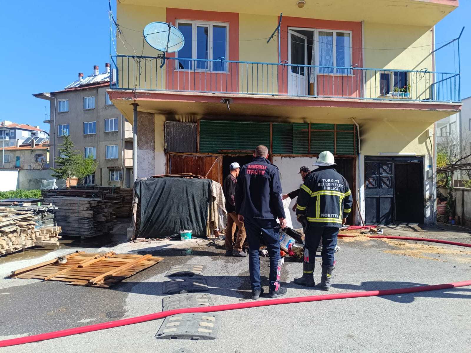 Afyonkarahisar’ın Sandıklı ilçesinde üç katlı bir binanın alt katında bulunan