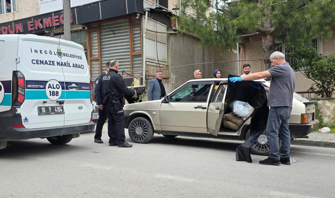 Bursa'nın İnegöl ilçesinde gece saatlerinde arkadaşlarıyla birlikte vakit geçiren bir