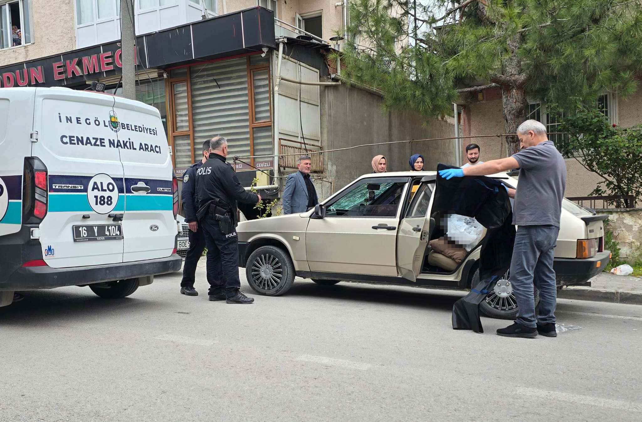 Bursa'nın İnegöl ilçesinde gece saatlerinde arkadaşlarıyla birlikte vakit geçiren bir