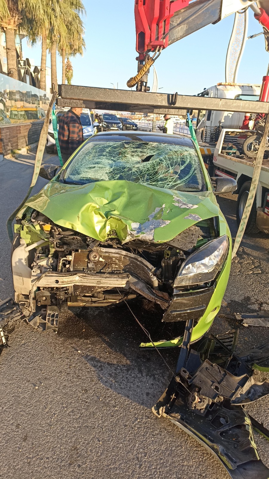 Aydın’ın Kuşadası ilçesinde sabahın ilk ışıklarında meydana gelen feci trafik