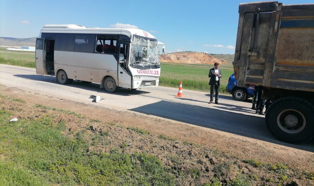 Afyonkarahisar merkeze bağlı Gebeceler beldesi çıkışında meydana gelen trafik kazasında,