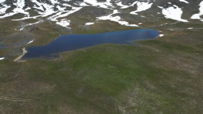 Afyonkarahisar’ın Bolvadin ilçesinde bahar ve kış mevsiminin aynı anda yaşandığı