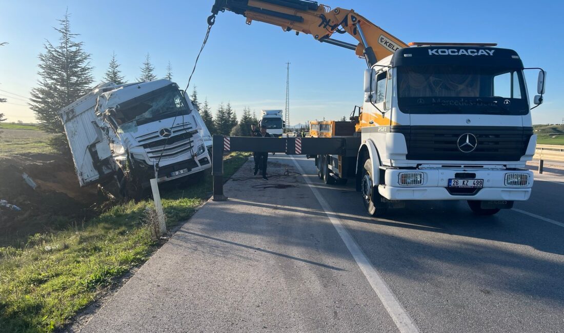 Afyonkarahisar’da seyir halindeki ev eşyası yüklü bir tır, sürücüsünün direksiyon