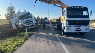 Afyonkarahisar’da seyir halindeki ev eşyası yüklü bir tır, sürücüsünün direksiyon