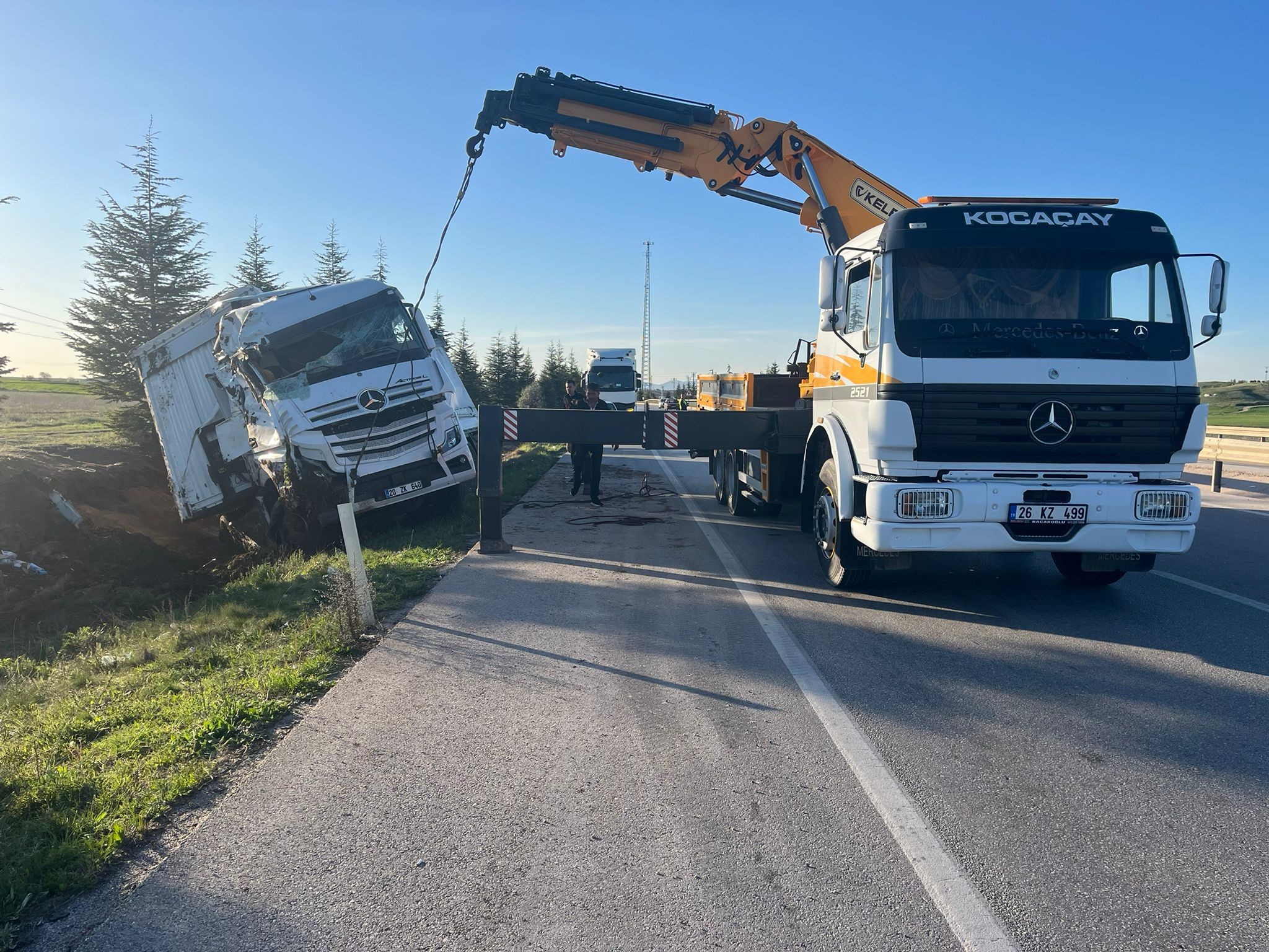 Afyonkarahisar’da seyir halindeki ev eşyası yüklü bir tır, sürücüsünün direksiyon